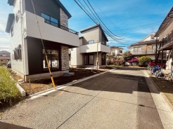 周辺は住宅が建ち並ぶ閑静な住宅街です。
