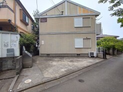 周辺は住宅が建ち並ぶ閑静な住宅街です。
