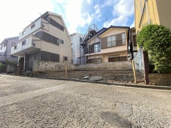 周辺は住宅が建ち並ぶ閑静な住宅街です。
