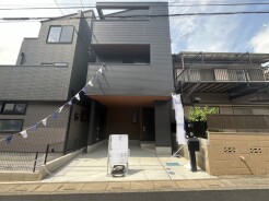 日進駅徒歩9分の近さ。 忙しい朝が助かる立地、 暮らしにゆとりが生まれます。

