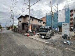 駐車場は２台まで駐車可能。マイカーの車幅もお確かめください。
