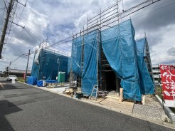 8号棟 幹線道路から１本入った現地は、想像以上に静かに感じられます。
