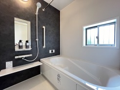 A号棟 広々１坪タイプのゆったり浴室ユニット。防カビ・抗菌素材なのもうれしい。
