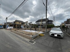 幹線道路から１本入った現地は、想像以上に静かに感じられます。
