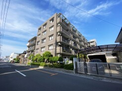 春日部駅徒歩８分の近さ。通勤通学に便利で、駅周辺の生活施設も利用しやすい。
