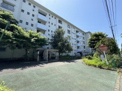 マンション出入口が広く、住民の皆様を迎え入れてくれます。