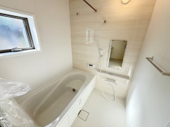 1号棟 広々１坪タイプのゆったり浴室ユニット。防カビ・抗菌素材なのもうれしい。
