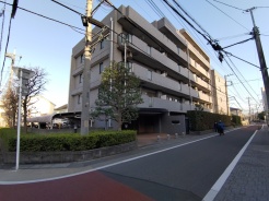 車通りの少ない閑静な住宅地、のびのびした子育てに適します。
