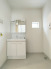 1号棟 洗面化粧台は清潔感の漂うホワイトをベースカラーに、シンプルなデザインで。
