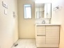 3号棟 洗面化粧台は清潔感の漂うホワイトをベースカラーに、シンプルなデザインで。
 2024/07/04m