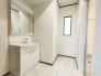 B号棟 三面鏡にハンドシャワー付き、 使いやすい洗面台。
