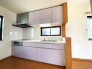１階　キッチン　　手を伸ばせばそこに収納が。安定した使用感の吊戸棚つきのキッチン空間。
