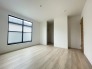 1号棟 どんな家具にでも相性が良い清潔感ある白色調のクロスを採用。主張しすぎない配色、耐久性にも優れた床材は日々のメンテナンスも楽に、快適に過ごして頂けるよう考えられています。
 2024/04/18m