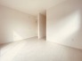 1号棟 どんな家具にでも相性が良い清潔感ある白色調のクロスを採用。主張しすぎない配色、耐久性にも優れた床材は日々のメンテナンスも楽に、快適に過ごして頂けるよう考えられています。
