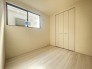 2号棟 どんな家具にでも相性が良い清潔感ある白色調のクロスを採用。主張しすぎない配色、耐久性にも優れた床材は日々のメンテナンスも楽に、快適に過ごして頂けるよう考えられています。
 2024/07/05m