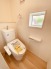 ウォシュレット機能付きのトイレ。換気のしやすい窓付きで、収納もあり実用性も兼ね備えた造り。
