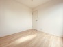 どんな家具にでも相性が良い清潔感ある白色調のクロスを採用。主張しすぎない配色、耐久性にも優れた床材は日々のメンテナンスも楽に、快適に過ごして頂けるよう考えられています。
