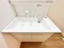 洗面化粧台は清潔感の漂うホワイトをベースカラーに、シンプルなデザインで。
