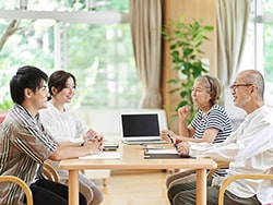 若い夫婦と高齢の夫婦の話し合い