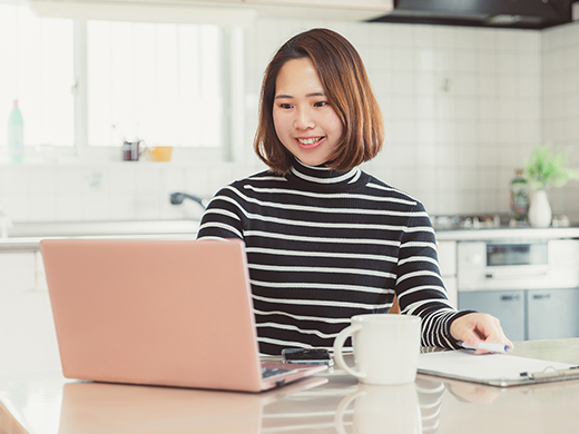 パソコンを操作する若い女性